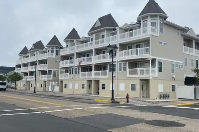 Image de New! ! 4 Bedroom 2000 sq ft 5 Level Townhome a Block from the Beach and Boardwalk