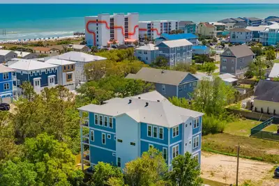 Image de Luxe designer home with elevator, hot tub, balconies & Ev charger, walk to beach