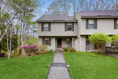 Image de Inviting three-story condo with decks & two fireplaces - near the Quechee Club