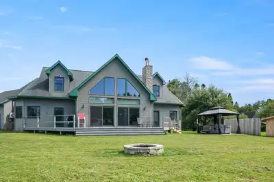 Image de Luxury Group Retreat – Sauna, Hot Tub, Games & Minutes from Mtu