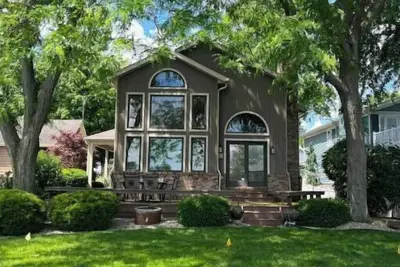 Image de Stunning Lakeside Retreat!