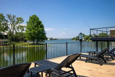 Image de Newly Remodeled Lakefront Haven with 2 Boat Docks