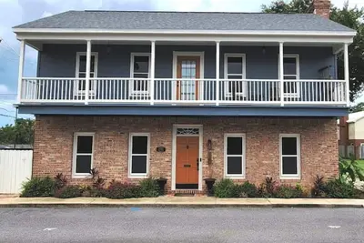 Image de \"Two Blocks\" 3 Bdrm Home in the Historic District!