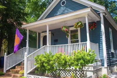 Image de Elmwood's Modern Blue Bungalow