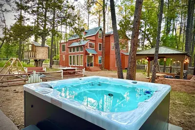 Image de Cabin with a Treehouse/Hot Tub/Barndominium/Arcade - Sleeps up to 32