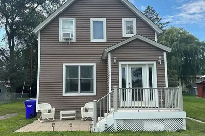 House in Somerset walking distance to the river, wedding venue and amphitheater!