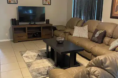 Image de Cozy and spacious 3 bed/2 bath with office/den. Centrally located in Tampa.