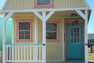 Image de Poc Cabana on Maple St. Cozy little cabin, great location.