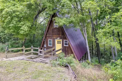 Image de A-Frame Cabin w/ Furnished Deck in Rocky Mount!