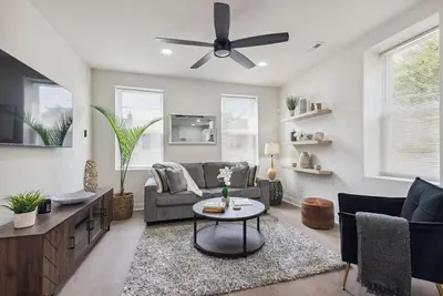 Image de Modern City Living! \nClose to everything the city has to offer. . 75ml