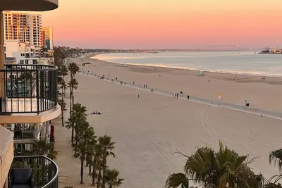 Image de Beach front Condo with Direct access to the beach