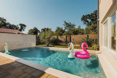Image de Villa 4 chambres avec piscine et aire de jeux à proximité de la plage de Duga Uvala