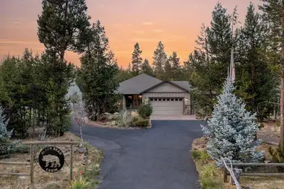 Image de Hot Tub, Air Hockey, Foosball, Deck Lounge | Near Sunriver & Mt. Bachelor Skiing