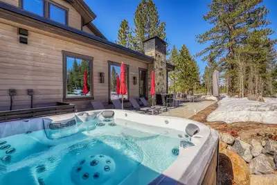 Image de Luxe on the Green at Schaffer's Mill. Golf & Club Amenities near Lake Tahoe!