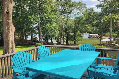 Image de Lake Escape-Lake Hartwell-best location on lake/new dock/swim seat/angled ladder