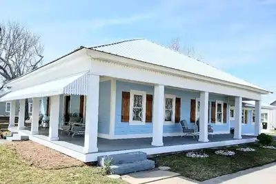 Image de Beautiful Bunglow, just a short walk from the Morehead City waterfront!