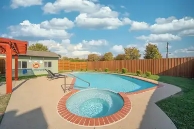 Image de Your Ultimate Getaway: 5-Bedroom Retreat with Pool and More