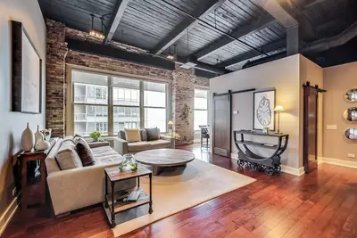 Image de Trendy Lakefront Opulence - Lakefront Loft - Minimum 6 month lease required
