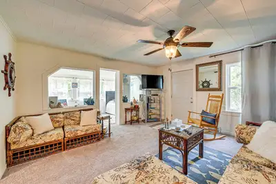 Image de Powers Lake Home w\/ Patio - 9 Mi to Lake Geneva!