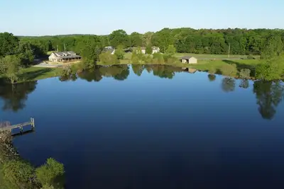 Image de Lakefront on 24 Acres + 4 Acre Lake + 60 ft Porch Facing Lake + Pool Table!