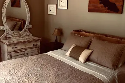 Image de Cozy & Private next to nature & nearby Spider Lake Provincial Park.