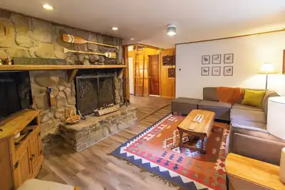 Image de Riverfront Cabin, Ideal Location - Family and Pet Friendly w/ Hot Tub!