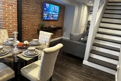 Image de Cozy 2br Retreat with Free Parking & Prime Location