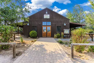 Image de Dog-friendly home with private hot tub, great deck, pools, tennis & golf