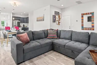Image de Tampa Escape! Pet-Friendly, Near Busch Gardens & Stadium – New Home w/ Fenced Yard & Outdoor Grill!