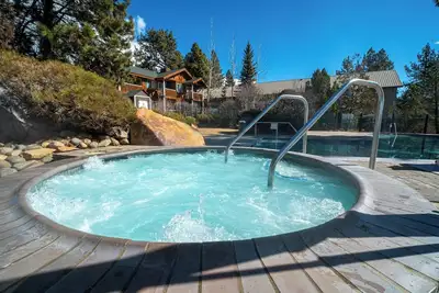 Image de Comfort and Convenience! Free Parking, Outdoor Pool, Spa Tub!