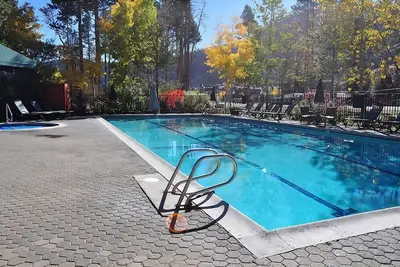 Image de Suite w/Balcony, Parking, Outdoor Pool & Kitchen!