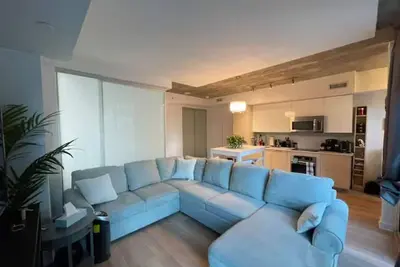 Image de Central corner suite 3 Bedrooms + den