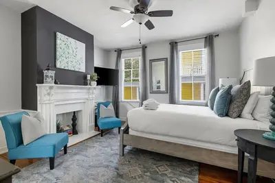 Image de Steps to King Street - Historic 2 Bedroom