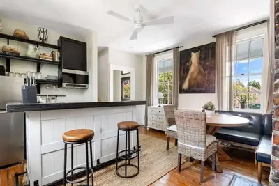 Image de 2 Blocks to King St - 2 Bedroom/3 Bath, Sleeps 6!