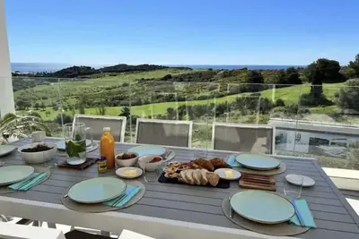 Image de New penthouse close to golf course; amazing see views!
