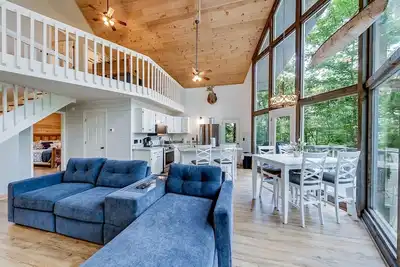 Image de Attitude Adjustment - Treetop Chalet in Sky Lake – Rustic Charm with Hot Tub &