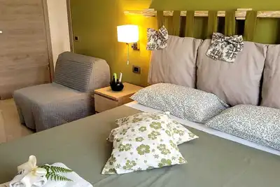 Image de Room 102 -- studio apartment.