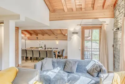 Image de Chalet, vue pistes de ski, terrasse, balcon, cheminée ou poêle à bois, télévision, casier à ski