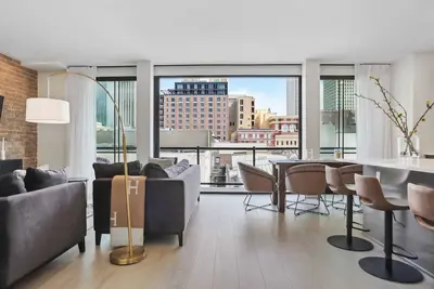 Image de Modern Condos with Balcony at The Moderne
