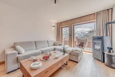Image de Rez-de-chaussée, piscine, sauna, balcon, cheminée ou poêle à bois, parking, télévision, casier à ski