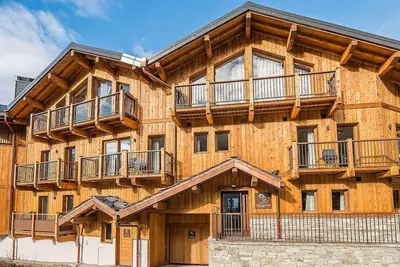Image de Rez-de-chaussée, piscine, sauna, terrasse, cheminée ou poêle à bois, parking, télévision