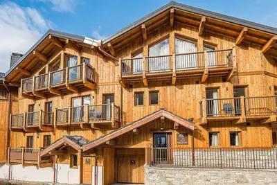 Image de 1er étage, piscine, sauna, balcon, cheminée ou poêle à bois, parking, télévision, casier à ski, 71m²