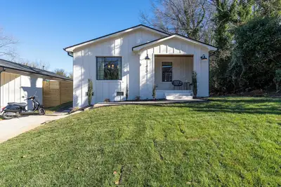 Image de Renovated Bungalow, super close to Downtown, Unity Park and Swamp Rabbit Trails