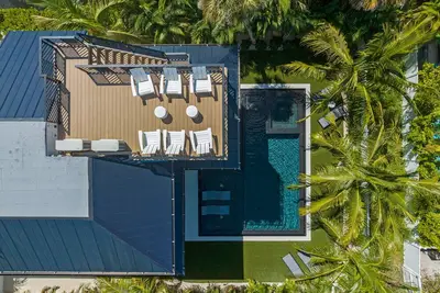 Image de Beautiful designer luxury home with Golf Cart, Bikes, Pool and Spa, Rooftop!