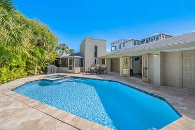 Image de Canal front with Dock and Pool -Honeywood House