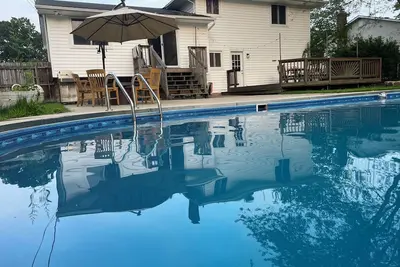 Image de Strongsville oasis inground pool 6 person hot tub, getaway close to it all
