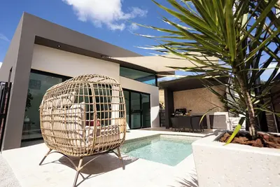 Image de Luxury Villa with private pool, steps away from Black Eagle Beach.