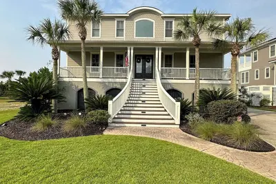 Image de Large golf course retreat home with beautiful views overlooking the Wando River