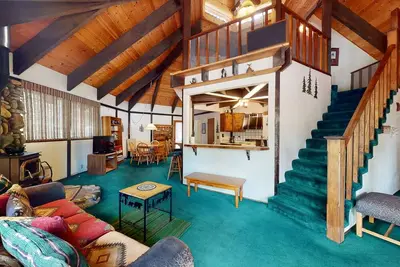 Image de Dog-friendly hexagonal cabin with 2 decks, pools, hot tubs, gym, tennis & golf
