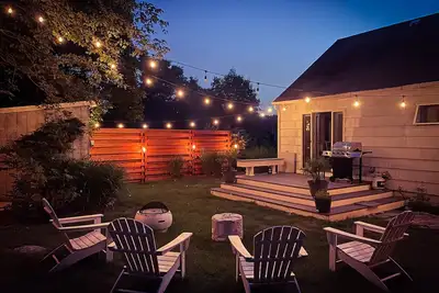 Image de Coastal Vibes 3br in Mystic w/ Private Backyard, Outdoor Shower & Firepit